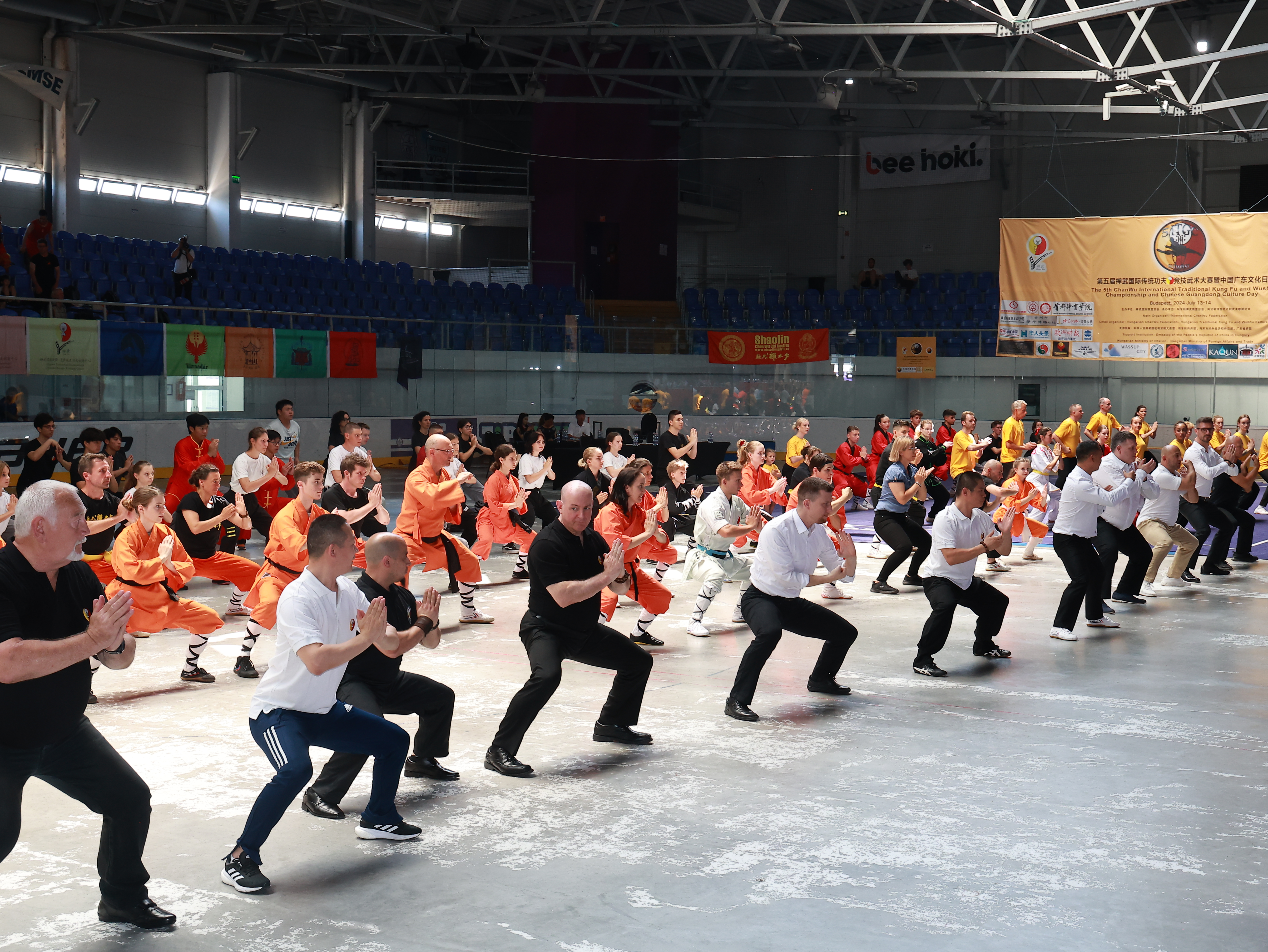 24禪武國(guó)際聯(lián)盟各國(guó)師父、教練及弟子們表演集體功夫拳.jpg