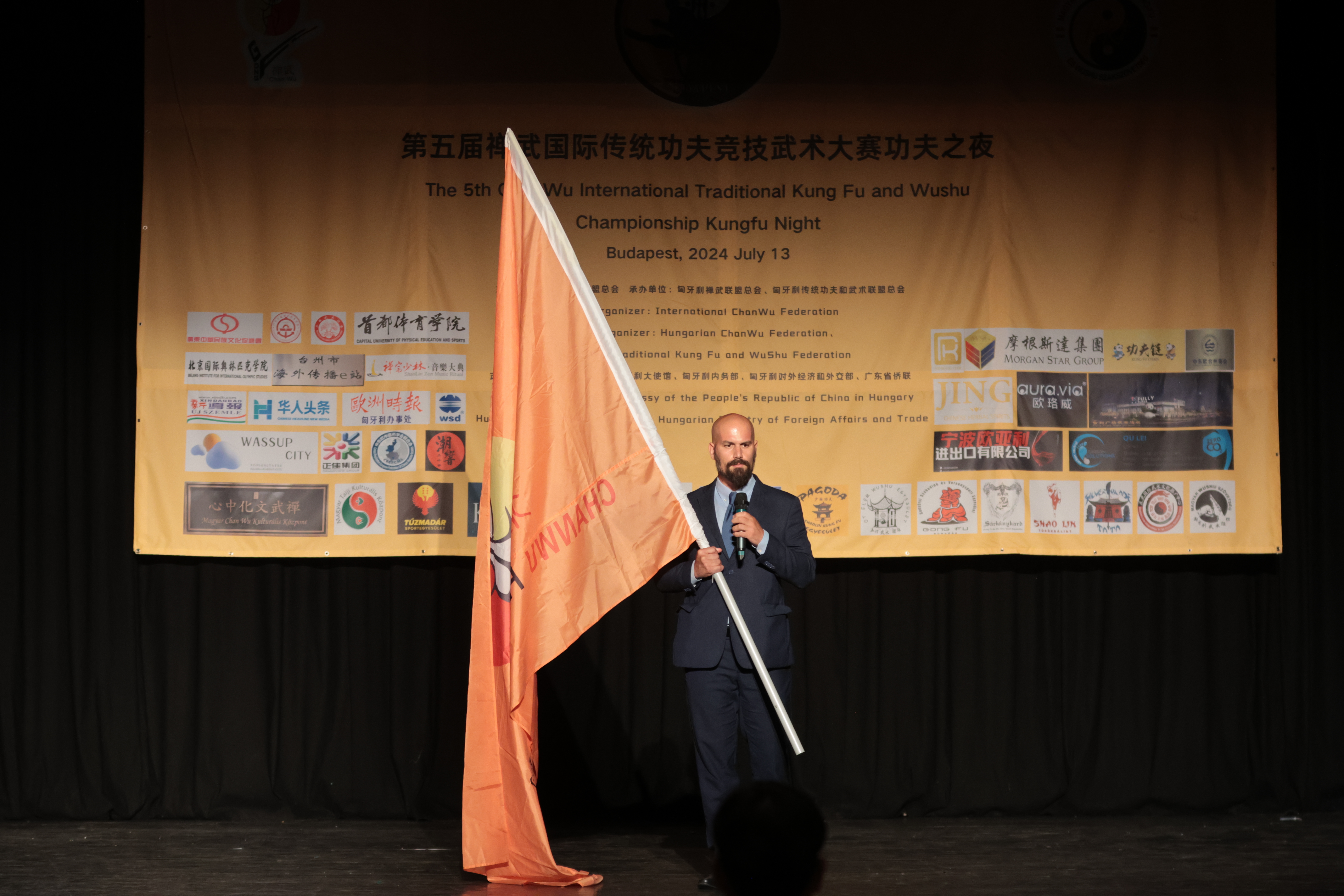 31意大利科萊費(fèi)羅市副市長Giulio Calamita接受會(huì)旗.JPG